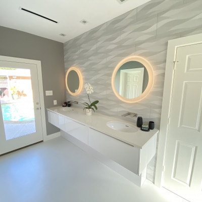 Vick-Houston-vanity-and-mirrors