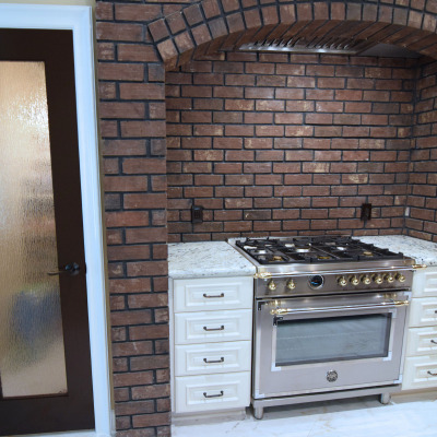 Vick-Kitchen-Stove-and-rain-glass-pantry-door